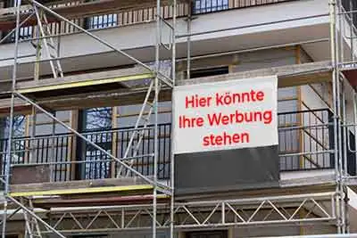 Baugerüstplane mit Hohlsaum am Gerüst