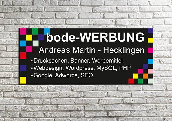 Werbeschild bzw. Firmenschild an einer Wand