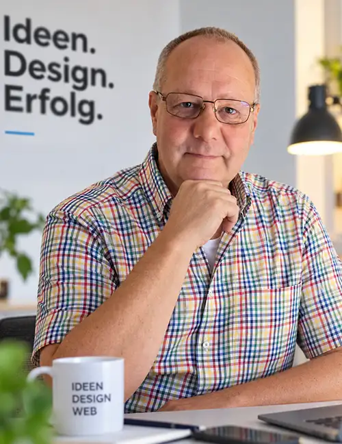 Andreas als Ansprechpartner im Büro